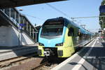Et 404 der Westfalenbahn als RE15 mit ziel M�nster im Bahnhof Emden Hbf am 14.8.19