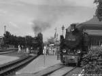 99 2322 und Museumslok der Mecklenburgischen B�derbahn  Molli  als Schwarzwei�bild im Bahnhof K�hlungsborn West am 13.7.14