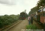 R�.KB 99 784 (Jetzt R�BB 99 1784) trifft bei der Einfahrt in den Bahnhof Sellin Ost im August 1996 auf den Einschulungszug.