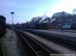 Der Letzte Zug des Tages im Bahnhof Putbus Bereit f�r die Fahrt nach G�hren am 21.4.13