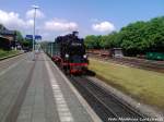 R�BB 99 4011 bei der Einfahrt in den Bahnhof Putbus am 29.5.13