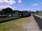 R�BB 251 901 rangiert einen Personenwagen in Richtung Personenzug in Putbus am 17.6.13