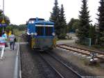 R�BB 251 901 beim Ann�hern des Zuges in Richtung Lauterbach Mole im Bahnhof Putbus am 8.8.13