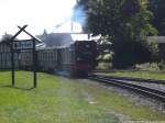 R�BB 99 4011 bei der Ausfahrt aus Putbus nach G�hren am 26.8.13