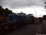 R�BB 251 901 & PRe�nitztalbahn 199 008 um 6:38 uhr bei der noch Nachtruhe im KJleinbahn BW Putbus am 19.9.13