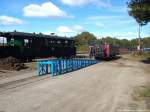F�r den Abtransport nach J�hstadt steht der Aussichtswagen an der Verladerampe in Putbus am 30.9.13