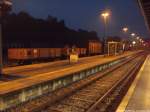 Der Sonderzug, bestehend aus G�terwagen auf Gleis 3 im Bahnhof Putbus abgestellt am 13.10.13
