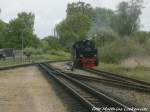 R�BB 99 4652 ist f�r F�hrerstandsmitfahrtem im Putbusser Bahnhof unterwegs am 30.5.15