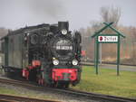 99 4633 der R�BB bei der Einfahrt in den Bahnhof Putbus am 6.1.18