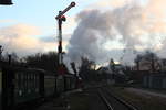 99 4801 der R�BB verl�sst den Bahnhof Putbus in Richtung Lauterbach Mole am 27.12.19