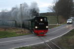 99 4011 der R�BB aus Richtung Putbus kommend bei der durchfahrt am haltepunkt Serams am 28.12.19