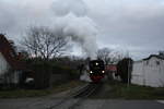 99 4011 der R�BB aus Richtung Putbus kommend bei der einfahrt in den Bahnhof Binz LB am 28.12.19