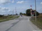 Bahn�bergang bei Mukran / Blick in Richtung Hasuptstra�e am 16.8.13