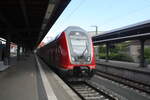 445 003 / 445 006 verl�sst als RE5 mit Ziel W�nsdorf-Waldstadt den Bahnhof Stralsund Hbf am 2.8.21