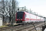 612 080/580 und 612 086/586 mit dem RE70 von Lindau Insel (ehemals Lindau Hbf) mit ziel M�nchen Hbf bei der Durchfahrt am Bahn�bergang Aeschacher Ufer am 24.3.21