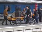 Gep�cktr�ger auf seinem Fahrrad beim Bahnhofsfest 150 Jahre Stralsund - Angerm�nde in Stralsund am 12.10.13