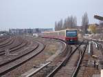 Vorbei am alten Güterbahnhof Tempelhof fuhr,am 11.April 2015,481 074 in die Station Berlin Tempelhof.