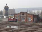 NeSA V100 2335 steht am 01.04.14 in Gera Hbf.