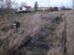 Diese Handgleissperre liegt versteckt unter Gras in Bergen/Rügen und wurde von der Anschlußbahn bedient.Aufgenommen am 16.Februar 2014.