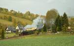 99 1772-5 hat soeben mit P 1005 die Ortslage von Cranzahl verlassen und dampft am 22.10.2015 Bergauf.