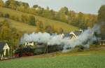 99 1772-5 hat soeben mit P 1005 die Ortslage von Cranzahl verlassen und dampft am 22.10.2015 Bergauf.