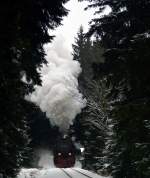 Mit meiner neuen Kamera der Nikon D 3200 ging es am 6.1.2015 in den Harz.Mit P 8925 hat die 99 7232-4 gerade den Bahnhof Schierke verlassen und nimmt die Steigung zum Brocken in Angriff.