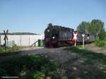 Am 30.04.2011 befhrt ein aus Hettstedt kommender Personenzug mit Lok 11 den Bahnbergang an der Biogasanlage in Klostermansfeld.