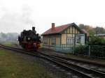 99 608 bei der Fahrt zu ihrem Sonderzug am 13.Okt.13 in Putbus