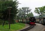 99 4011-5 stand am 28.07.2014 mit P 103 in Sellin Ost am Bahnsteig