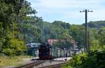 99 4011-5 stand am 03.08.2015 mit P 104 am Bahnsteig in Sellin Ost.