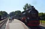 99 1782-4 steht mit P 102 und Göhrener Kohlewagen am Bahnsteig in Binz am 04.08.2015