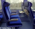 Eine Sitzreihe in einem modernen Doppelstockwagen mit der Bezeichnung DBpza 780.3.