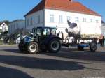als Drittwes traf ein Bauer lange mit seinem New Holland und aufm anh�nger ein Schwein auf Putbusser Markt am 21.9.13