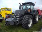 Ein Valtra Traktor auf der Festwiese in Putbus/Lauterbach am 21.9.13