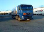 LKW Volvo FH mit Tankaufbau auf dem Autohof in Gr�nstadt am 18.09.2013