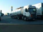 LKW SZM SCANIA G 420 mit Bitumen-Sattelauflieger der Firma Bitumina auf dem Autohof in Gr�nstadt am 12.09.2013