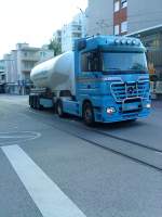 LKW SZM Mercedes-Benz Actros mit Siloauflieger in der Innenstadt von Bad D�rkheim am 11.09.2013