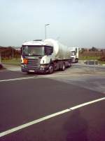 LKW SZM SCANIA R 420 mit Tankauflieger der mlb Spedition auf dem Weg zum Autohof in Gr�nstadt am 01.10.2013
