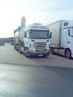 LKW SZM SCANIA R 420 mit Tankauflieger der Spedition Kube & Kubens auf dem Autohof in Gr�nstadt am 21.10.2013