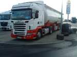 LKW SZM SCANIA R 420 mit Tankauflieger der Spedition Gschwandner auf dem Autohof in Gr�nstadt am 21.10.2013