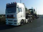 LKW SZM MAN TGX mit Tieflader beladen mit M�hdrescher auf dem Autohof in Gr�nstadt am 24.09.2013