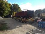 Volvo Tieflader und im Huckepack steht aufm H�nmger der Aussichtswagen in Putbus am 1.10.13