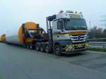 SZM Mercedes-Benz Actros 4150 mit Schwertransport bei der Rast auf der Rastst�tte Dannstadt am 19.11.2013