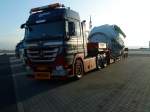 SZM Mercedes-Benz Actros 3355 mit Tieflader, beladen mit Schwerlastgut, auf dem Autohof in Gr�nstadt am 26.11.2013