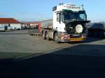 SZM Mercedes-Benz Actros 2548 mit Tiefladerauflieger auf dem Autohof in Gr�nstadt am 02.12.2013