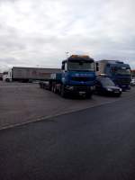 SZM Renault Premium mit Tieflader-Auflieger der Firma Stahlbau Sch�fer gesehen auf dem Autohof Gr�nstadt am 11.02.2014
