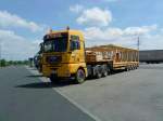 SZM MAN TGX mit Tieflader-Auflieger der Spedition Steil gesehen auf dem Autohof Gr�nstadt am 16.05.2014
