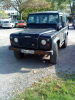 PKW Land Rover Defender auf einem Parkplatz in Bad D�rkheim am 02.10.2013