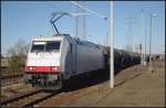 Zu schneller Reaktion zwang E 186 238 mit ihrem Kesselzug und dann auf dem �u�erstem Gleis, so das nur die Schattenseite m�glich war (NVR-Nummer: 91 80 6186 238-2 D-CBR, gesehen Berlin Sch�nefeld