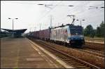 Rurtalbahn Cargo 186 110-3  Rail Magazine  mit einem Container-Zug am 07.09.2014 durch Berlin Sch�nefeld Flughafen (NVR-Nummer 91 80 6186 110-3 D-Rpool)